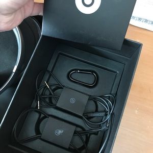 Beats solo wireless 2. SOLD ON MERC